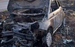 Incidente sulla SP52, auto prende fuoco dopo l’impatto: conducente esce da sola