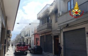 Francavilla Fontana, incendio in un appartamento: le fiamme partite dal frigorifero