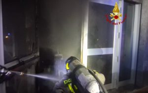 Incendio nella notte in una palestra di via Appia: intervento dei Vigili del Fuoco