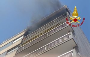 Incendio su un balcone al sesto piano in corso Roma: intervengono i Vigili del Fuoco