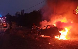 Lancia Delta in fiamme sulla SP 96: intervengono i Vigili del Fuoco