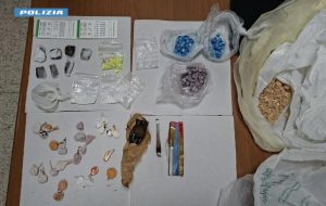 Polifonic, scatta il blitz della Polizia: sequestrate cocaina, metanfetamina e ketamina. Tre arresti