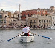 Il Palio dell’Arca di San Teodoro torna in mare: a Brindisi la 31ª edizione tra storia, tradizione e sfida remiera