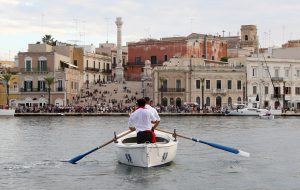 Il Palio dell’Arca di San Teodoro torna in mare: a Brindisi la 31ª edizione tra storia, tradizione e sfida remiera