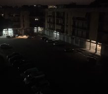 Piazza Fattori al buio da quattro mesi, la denuncia dei residenti: «Dopo il tramonto abbiamo paura»