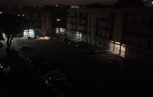 Piazza Fattori al buio da quattro mesi, la denuncia dei residenti: «Dopo il tramonto abbiamo paura»