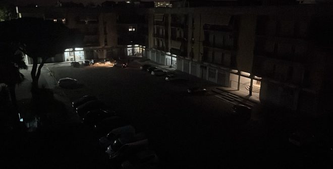 Piazza Fattori al buio da quattro mesi, la denuncia dei residenti: «Dopo il tramonto abbiamo paura»