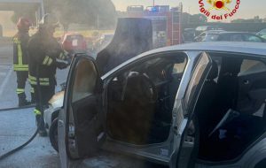 Giornata intensa per i Vigili del Fuoco: tre interventi tra incendi e un decesso