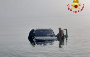 Auto finisce in mare a Torre Canne: turista tedesco si salva attraverso il finestrino