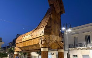 Un Cavallo di legno, di notte entra nella piazza di San Michele Salentino