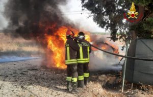 Doppio intervento dei vigili del fuoco: auto elettrica in fiamme in un garage, un’altra vettura incendiata sulla SP 81