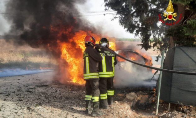 Doppio intervento dei vigili del fuoco: auto elettrica in fiamme in un garage, un’altra vettura incendiata sulla SP 81
