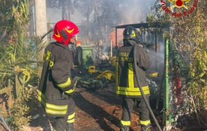 Vasto incendio in un deposito di bevande a Francavilla Fontana: impegnati i Vigili del Fuoco e il nucleo NBCR