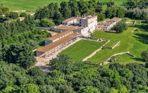 In vendita una delle masserie fortificate più autentiche della Puglia: quasi mille anni di storia a un passo da Torre Guaceto