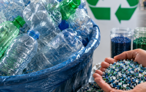 Crisi del riciclo della plastica, allarme anche in Puglia: raccolta sospesa in diversi Comuni del Brindisino. La Regione: “Non bloccatela”