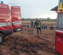 Pericoloso incendio in una discarica abusiva: tra i rifiuti c’erano 17 bombole di GPL