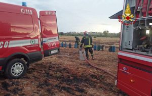 Pericoloso incendio in una discarica abusiva: tra i rifiuti c’erano 17 bombole di GPL