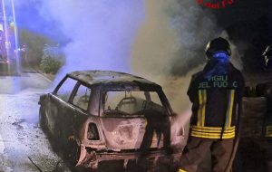 Auto in fiamme nella notte sulla circonvallazione di Torre Canne: paura per una Mini Cooper