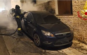 Auto in fiamme nella notte a Ceglie Messapica