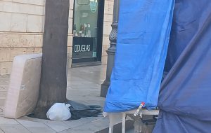 Materasso abbandonato in centro durante la Festa dei Santi Patroni: «Dov’è il rispetto per la città?»