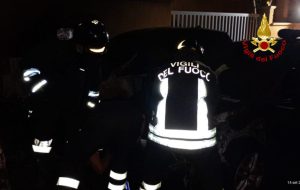 Incendio nella notte in via Fulvia: a fuoco due autovetture