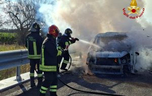 Furgone in fiamme sulla Lecce-Brindisi: nessun ferito