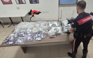 Maxisequestro di droga: rinvenuti oltre 56 kg tra hashish e marijuana, in manette due coniugi