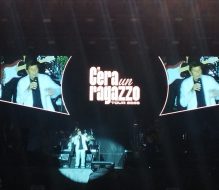 81 anni da “Eterno ragazzo” e non dimostrarli: Gianni Morandi incanta Ostuni