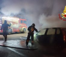 Fiat Punto in fiamme nella notte a San Michele Salentino