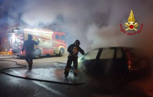 Fiat Punto in fiamme nella notte a San Michele Salentino