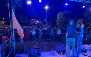 Unità è Festa, il Pd porta il popolo democratico al parco Maniglio. E sul palco il fuori programma con Decaro e Matarrelli che cantano “Io vagabondo”