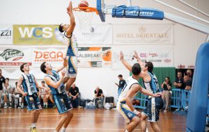 La Dinamo riabbraccia il suo pubblico e ritrova la vittoria: Molfetta ko 75-64