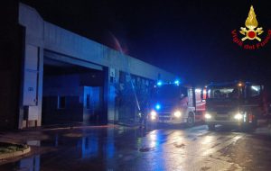 Vasto incendio nella zona industriale di Fasano: danneggiati diversi mezzi di una società di raccolta rifiuti