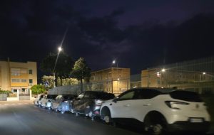 Auto senza ruote in via Giovanni Prati: grave atto vandalico al quartiere Paradiso