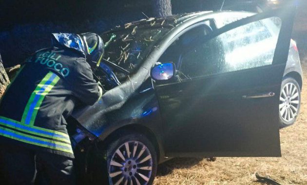 Francavilla Fontana, incidente sulla SP 51: conducente incastrata nell’auto, intervengono i Vigili del Fuoco
