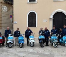 Brindisi, Piazza Duomo si colora con la mostra statica del Vespa Club per “Autunno nel Vicolo”