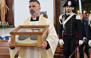 San Francesco, quindicimila fedeli a Brindisi per la storica peregrinatio dei calzari