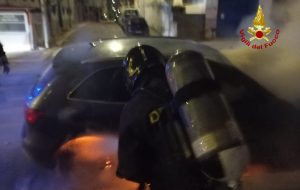 Brindisi, Audi Q5 in fiamme nella notte: intervengono i vigili del fuoco