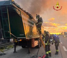 Camion carico di rifiuti in fiamme sulla SS7, intervento dei vigili del fuoco