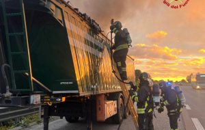 Camion carico di rifiuti in fiamme sulla SS7, intervento dei vigili del fuoco