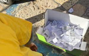 Protesta contro l’Arneo: stracciate decine di cartelle esattoriali