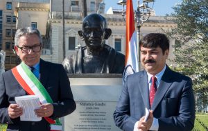 Giornata internazionale della nonviolenza, cerimonia presso il Monumento a Gandhi con il Sindaco di Brindisi e il Vice ambasciatore dell’India in Italia