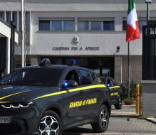 Taxi abusivo al porto di Brindisi, auto sequestrata e carta di circolazione ritirata