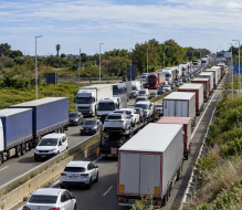 Caro gasolio, protesta degli autotrasportatori a Brindisi: tangenziale rallentata, domani l’incontro in Prefettura