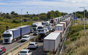 Caro gasolio, protesta degli autotrasportatori a Brindisi: tangenziale rallentata, domani l’incontro in Prefettura