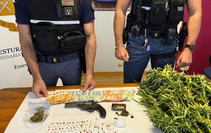 22enne sorpreso con oltre 50 grammi di cocaina ed un revolver clandestino